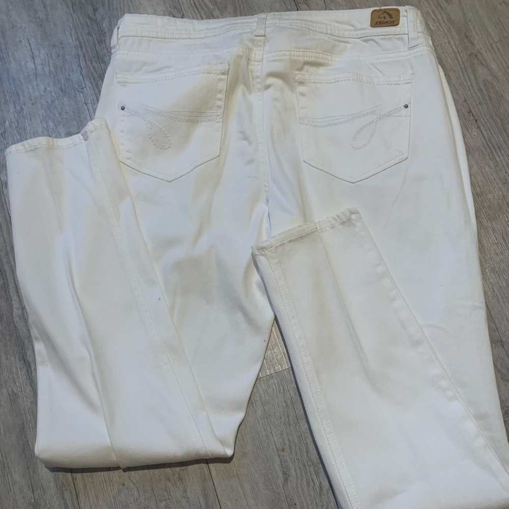 NWOT- woman’s skinny jeans. White in color.
